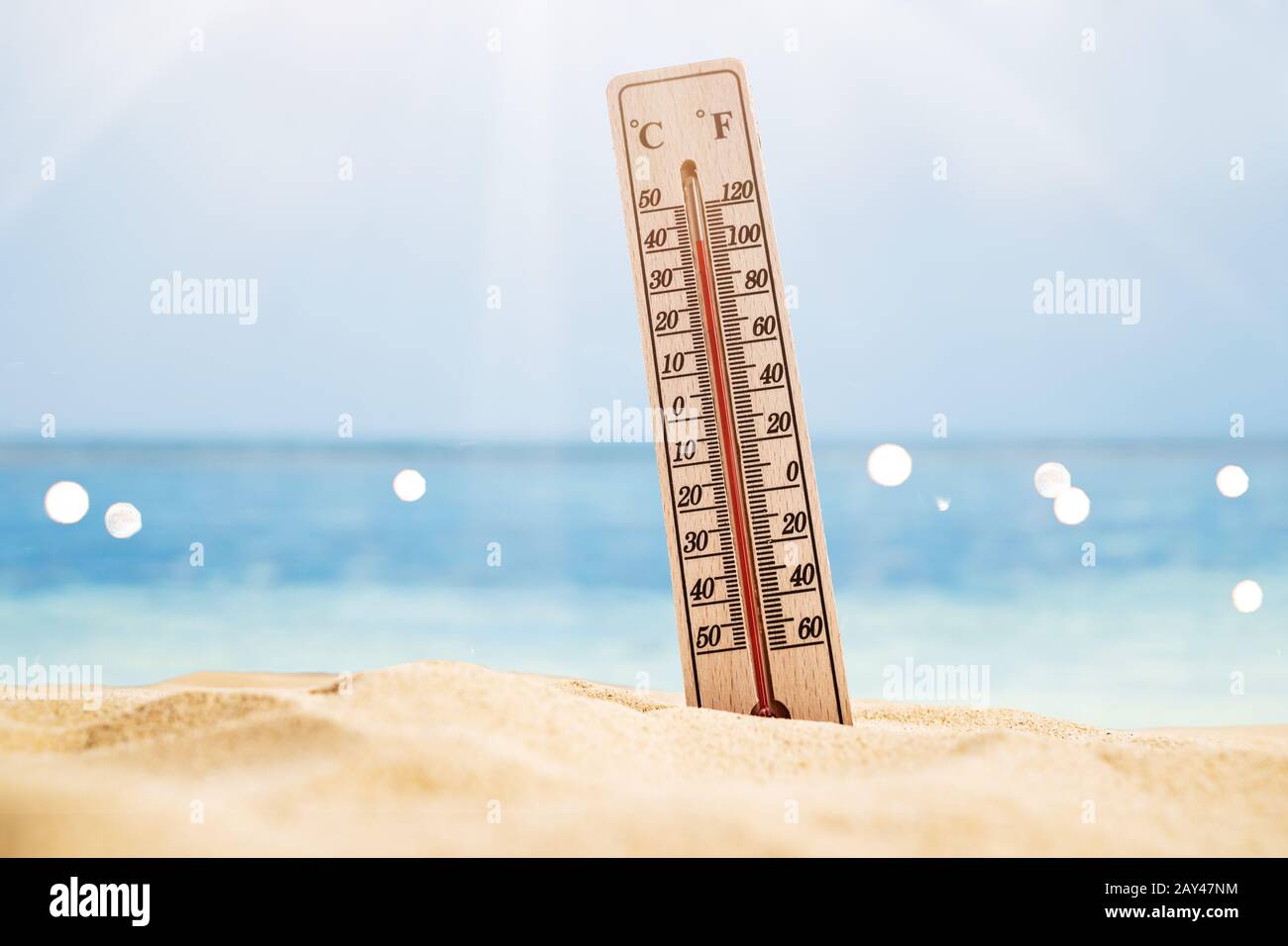 Close-up de thermomètre sur le sable montrant une température élevée Banque D'Images