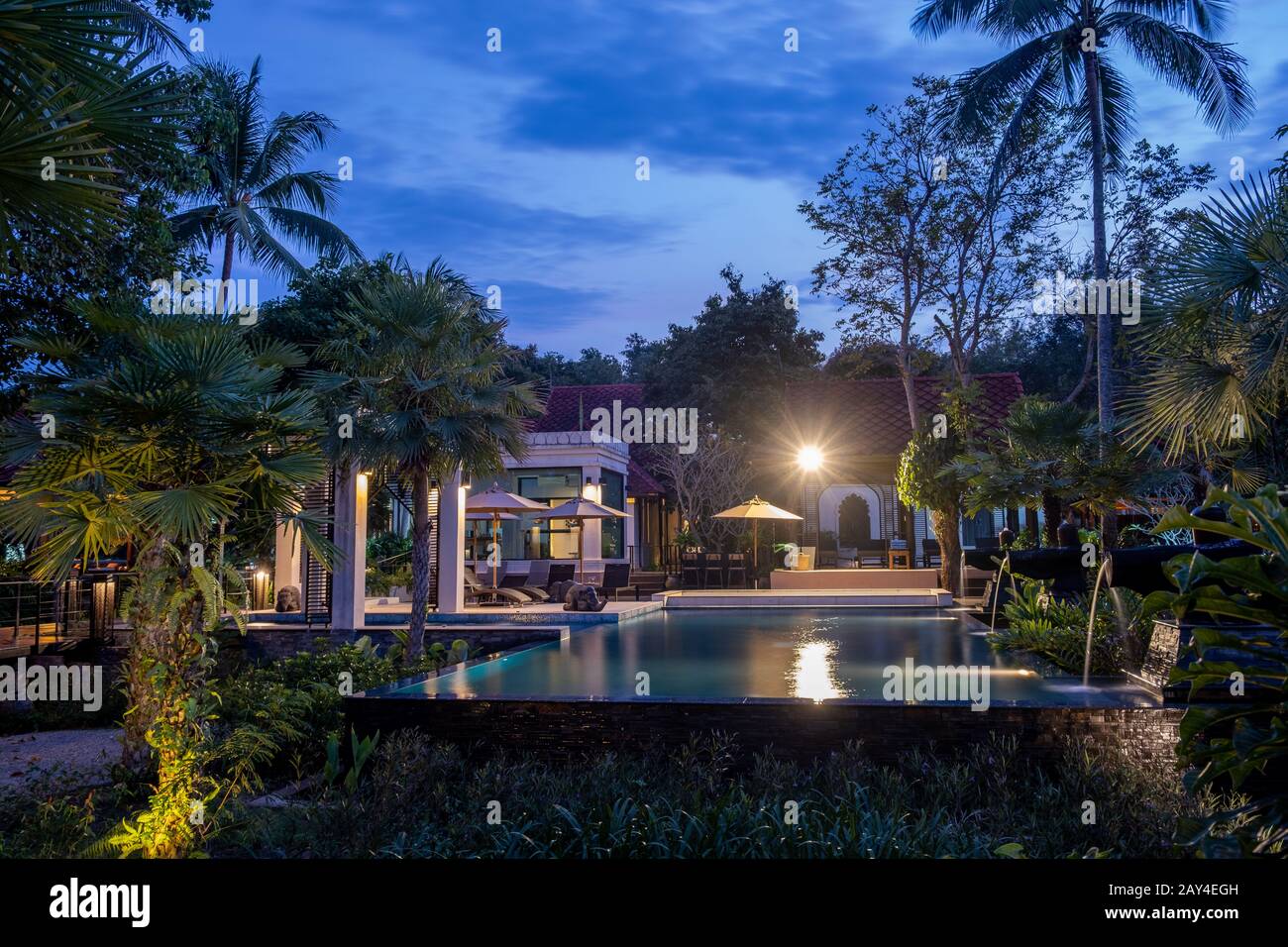 Maison de style thaïlandais avec piscine Thaïlande au coucher du soleil Banque D'Images