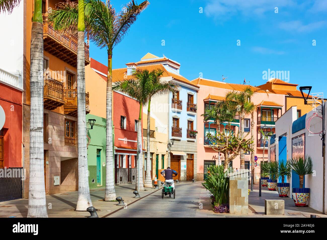 Puerto de la Cruz, Tenerife, Espagne - 13 décembre 2019: Rue dans la vieille ville de Puerto de la Cruz , Les Canaries Banque D'Images