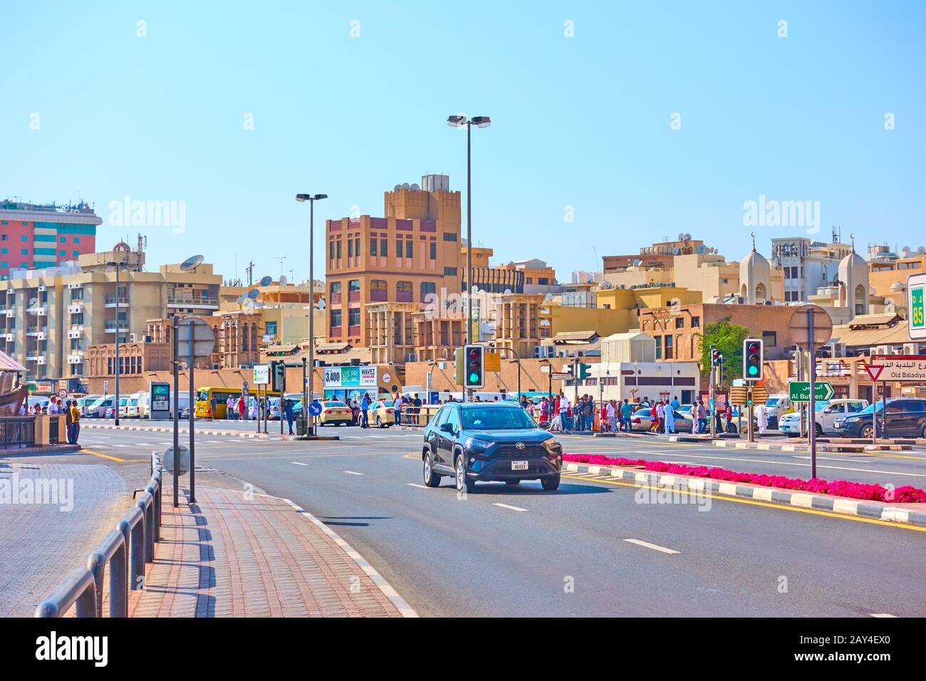 Dubaï, Émirats arabes Unis - 31 janvier 2020 : rue le long du front de mer dans le quartier de Deira à Dubaï, Émirats arabes Unis Banque D'Images