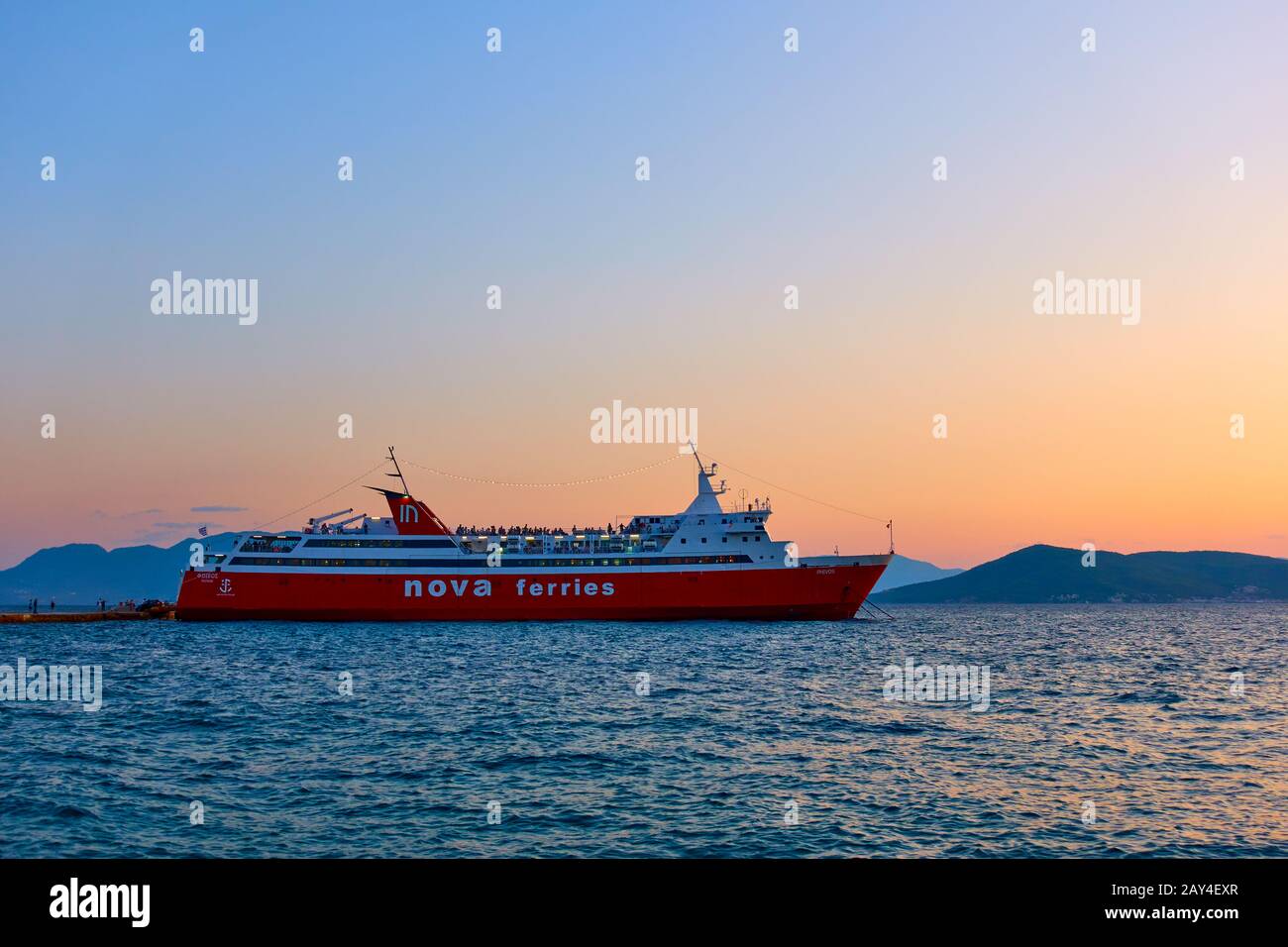 Aegina, Grèce - 15 septembre 2019 : traversier au port d'Aegina au coucher du soleil. Navire: Nova Ferries, 'Phivos' Banque D'Images