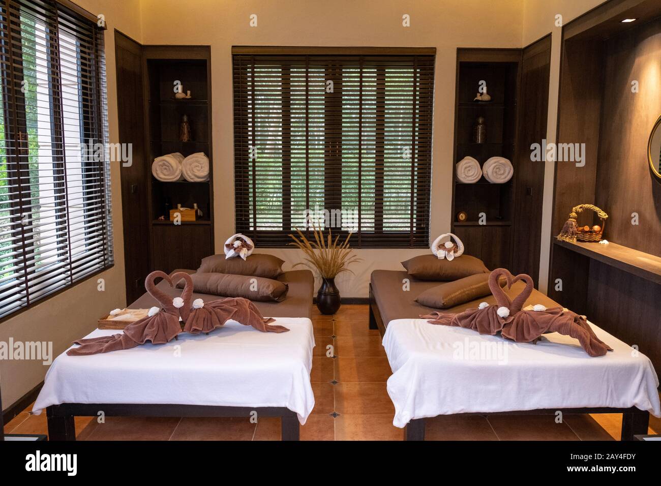 Salle de massage en thaïlande avec fleurs et lit, table de massage dans la  chambre Photo Stock - Alamy