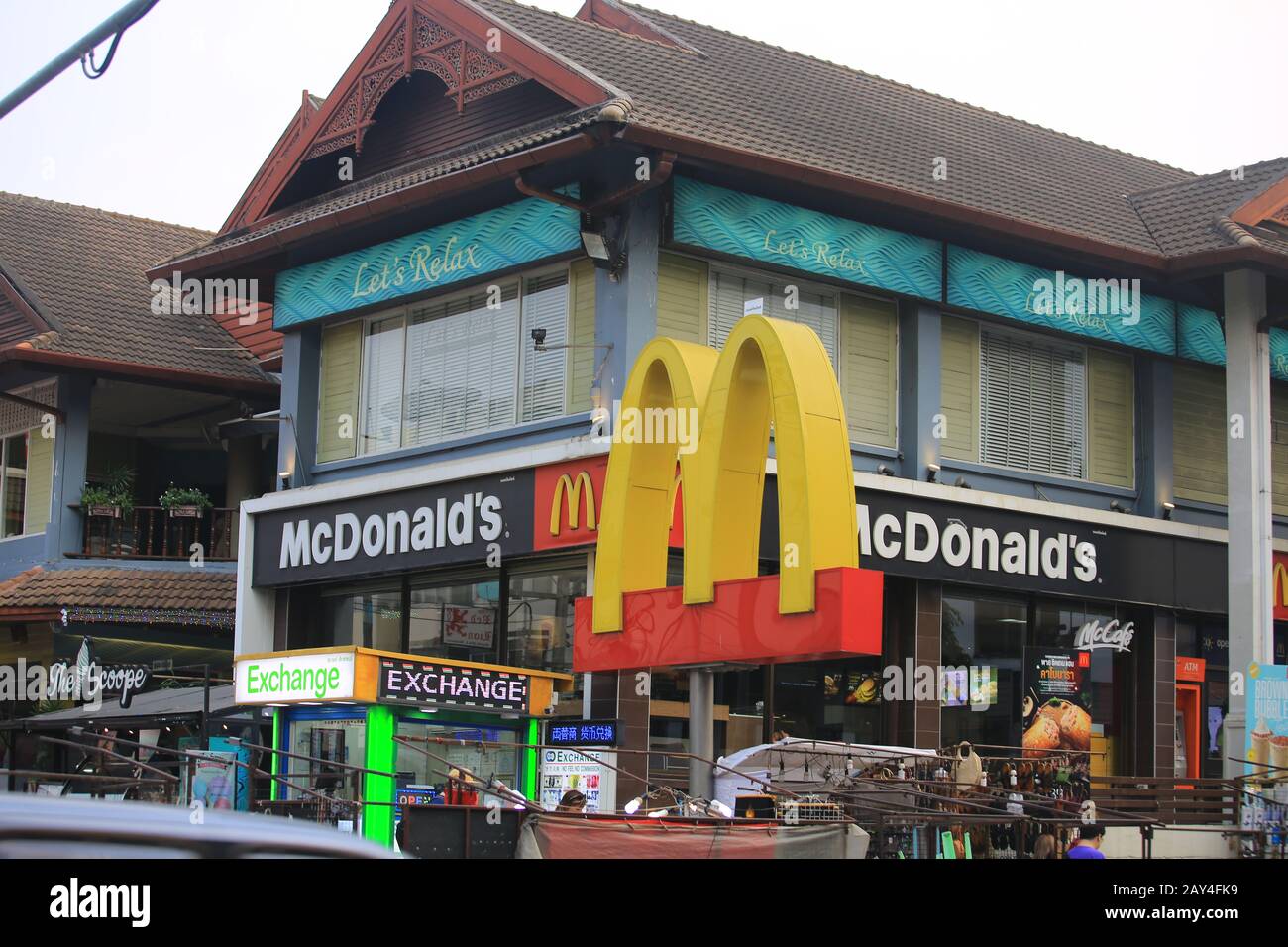 Restaurant McDonald avec le grand logo dans le centre-ville, McDonald's est la plus grande chaîne de restaurants de restauration rapide au monde Banque D'Images