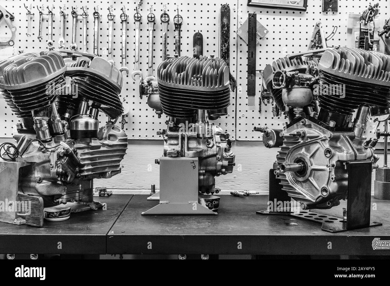trois anciens moteurs harley davidson sont exposés dans un garage pour motos. Banque D'Images