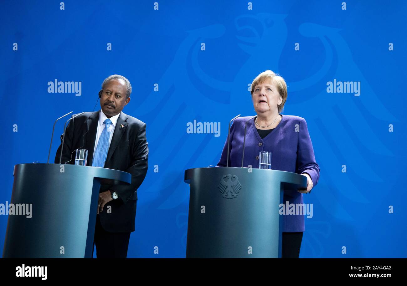 Berlin, Allemagne. 14 février 2020. La chancelière fédérale Angela Merkel (r, CDU) et Abdalla Hamdok, Premier ministre de la République du Soudan, ont parlé à une conférence de presse avant leur réunion à la Chancellerie fédérale. Crédit: Bernd Von Jutrczenka/Dpa/Alay Live News Banque D'Images