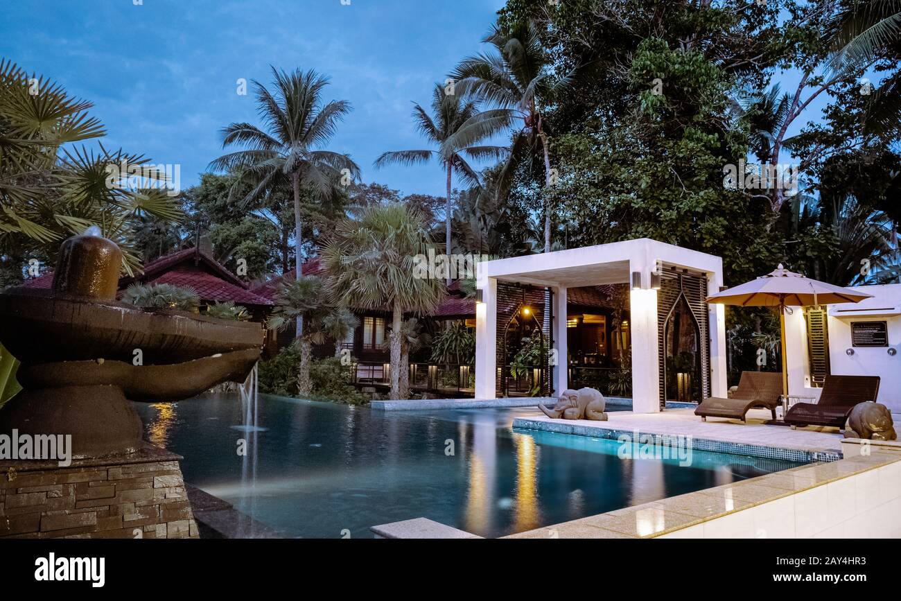 Maison de style thaïlandais avec piscine Thaïlande au coucher du soleil Banque D'Images