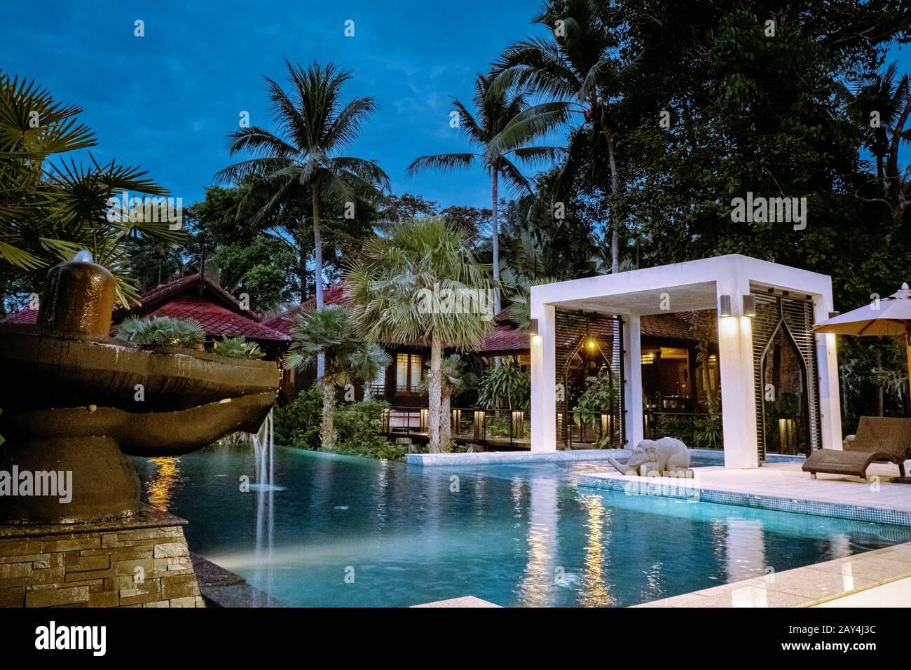 Maison de style thaïlandais avec piscine Thaïlande au coucher du soleil Banque D'Images