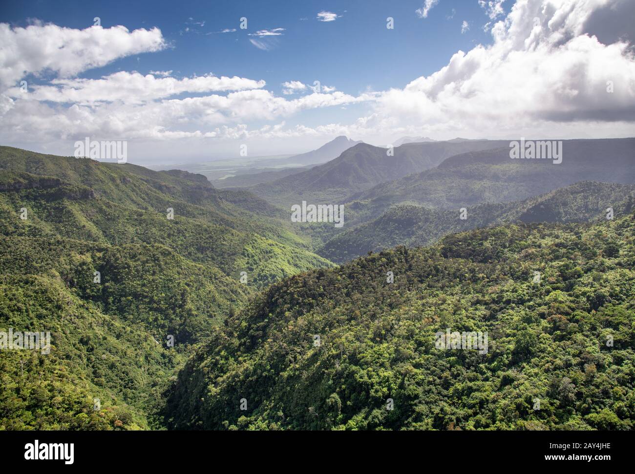 Montagnes et ciel de l'Ile Maurice, l'Afrique. Banque D'Images