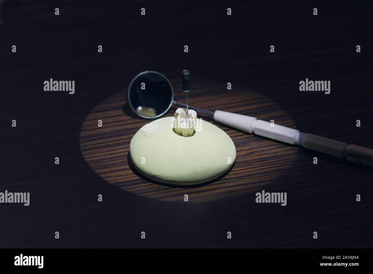 Disposition des dents endommagées sur la table. Stomatology Banque D'Images