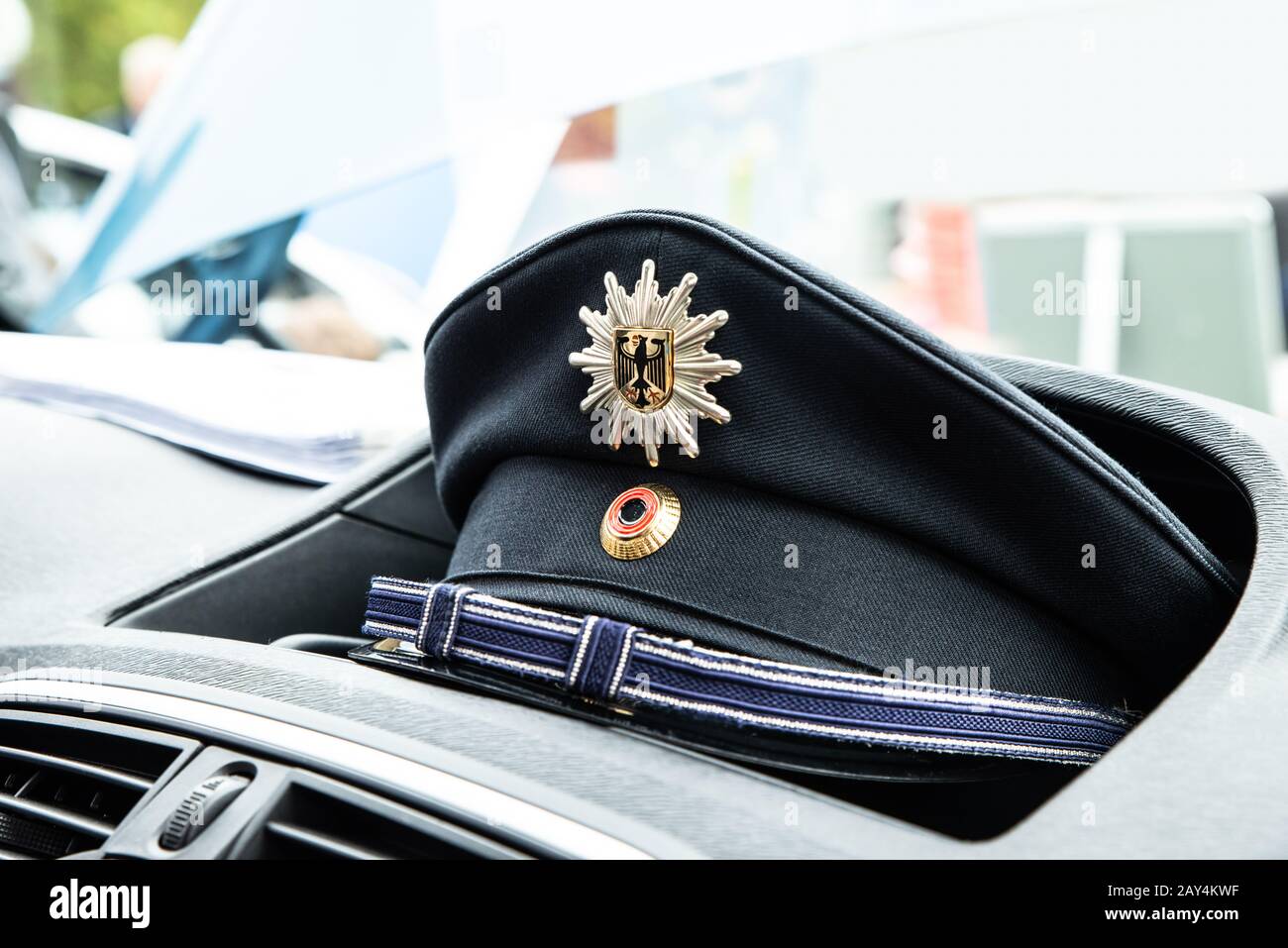 Un Casque Du Bureau De Police Allemand Dans Une Voiture De Police Banque D'Images