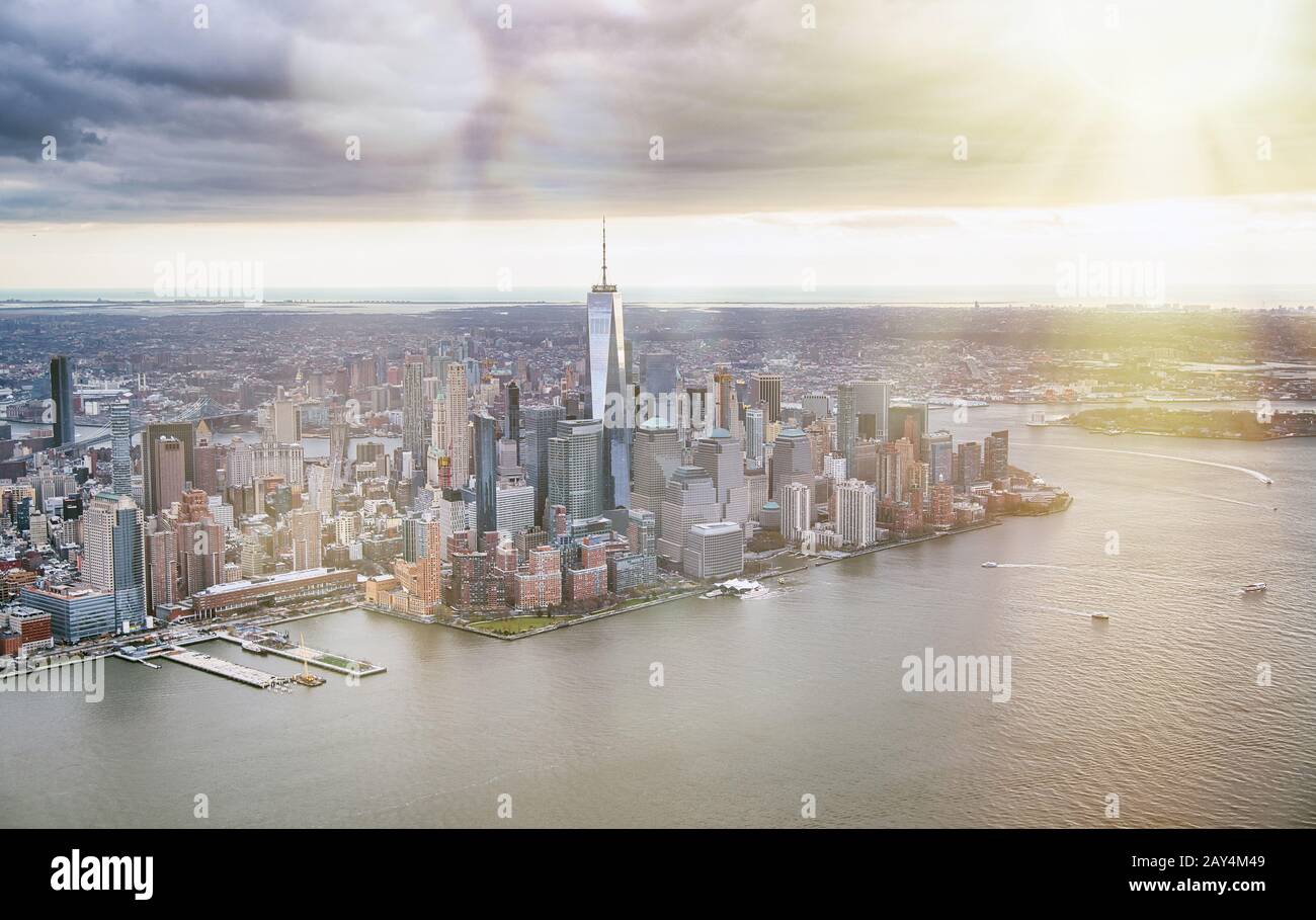 New York du point de vue hélicoptère. Centre-ville de Manhattan, Jersey City et Hudson River par jour nuageux. Banque D'Images