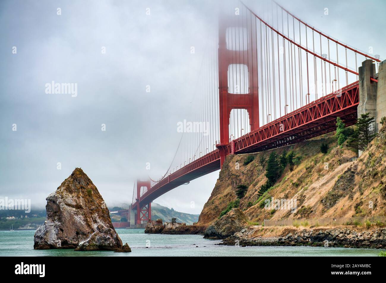 San Francisco. Golden Gate Bridge sur un matin d'été brumeux. Banque D'Images