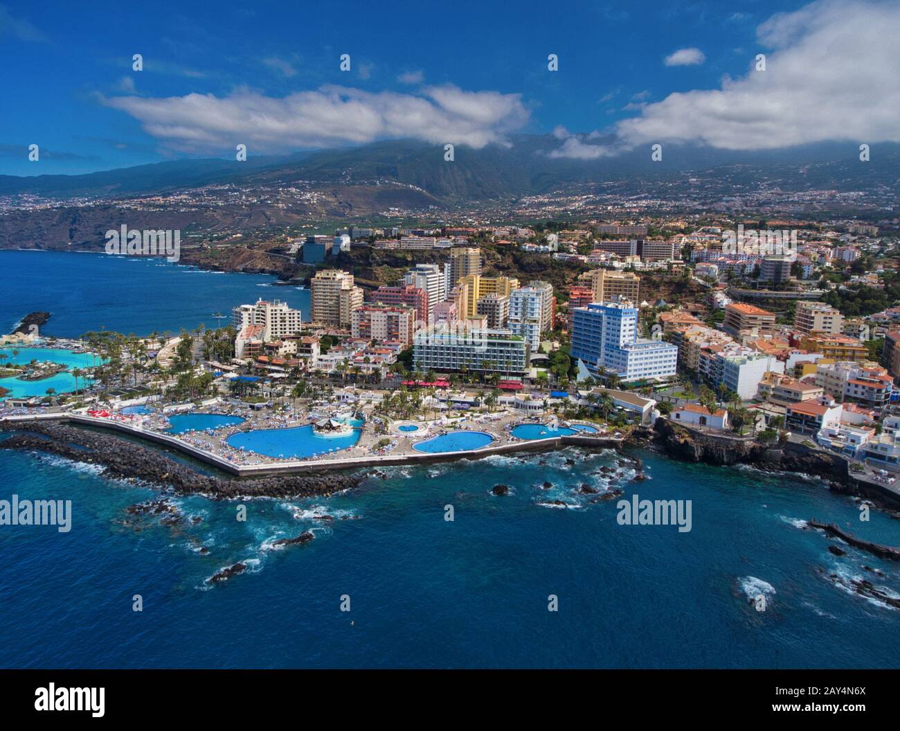 Vue aérienne sur la côte de Puerto de la Cruz à Tenerife depuis la drone. Banque D'Images