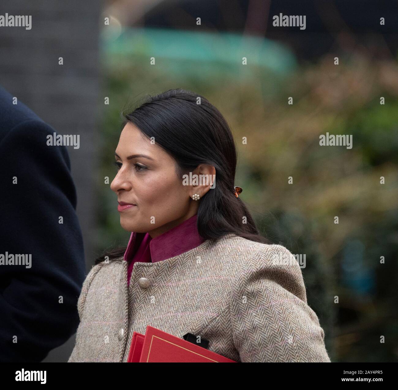 Downing Street, Londres, Royaume-Uni. 14 février 2020. Le député de Priti Patel, secrétaire à la maison, arrive pour une réunion hebdomadaire du Cabinet. Crédit : Malcolm Park/Alay Live News. Banque D'Images