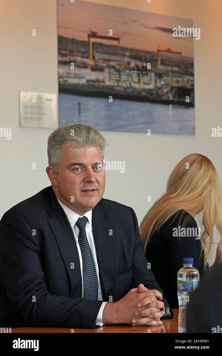 Récemment nommé secrétaire d'Irlande du Nord Brandon Lewis au CSIT Northern Ireland Science Park, Belfast, pour ses premières réunions après sa nomination au remaniement ministériel. Banque D'Images