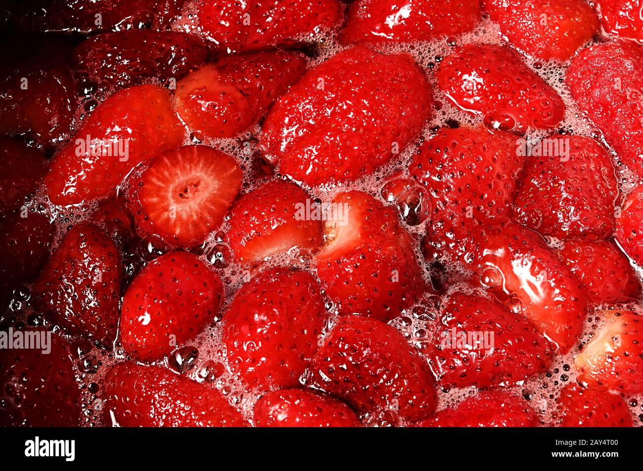 fraises fraîches, fraises et sucre dans une casserole à la confiture Banque D'Images
