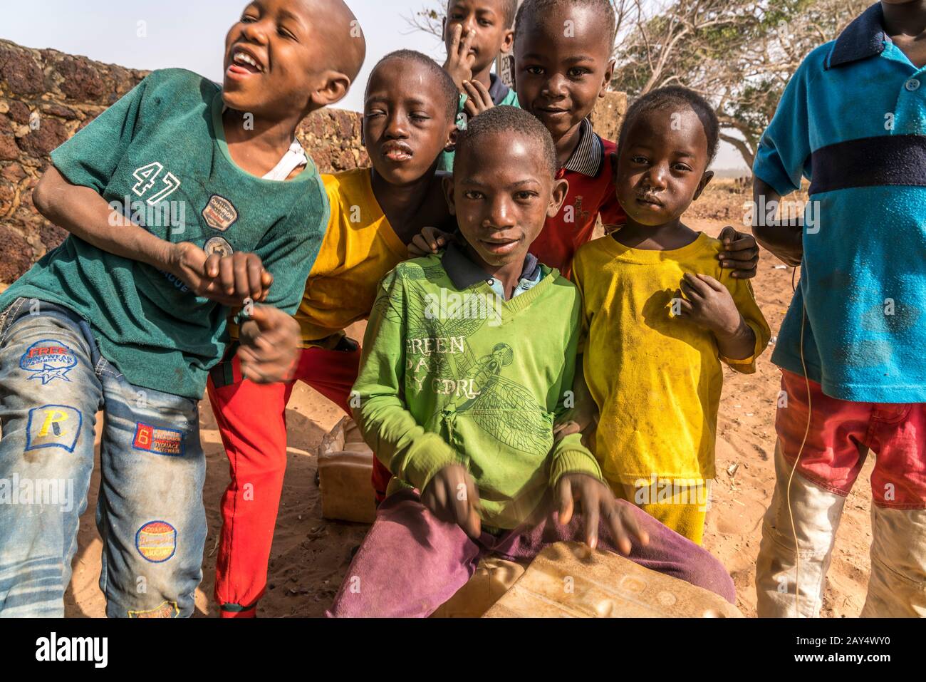 Eine Gruppe afrikanischer Kinder mit selbstgenauter Trommel beim singen und spielen, Wassu, Gambie, Westafrika | groupe d'africains à tambour auto-fabriqué Banque D'Images