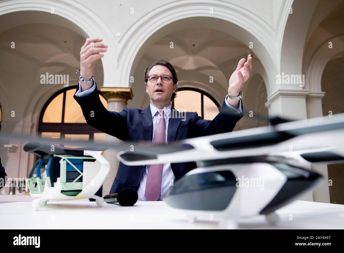 Berlin, Allemagne. 14 février 2020. Andreas Scheuer (CSU), ministre fédéral des Transports, lève ses bras devant des modèles de taxis aériens lors de la remise de « contrôles futurs » pour trois projets de drone. Il avait déjà parlé lors de la conférence de presse sur les limites de vitesse et les drones à Berlin. Crédit: Christoph Soeder/Dpa/Alay Live News Banque D'Images