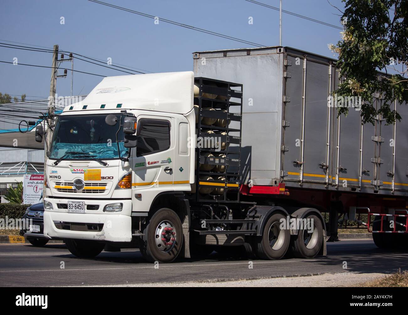 Chiangmai, Thaïlande - 16 Décembre 2019: Camion De Cargaison De Conteneur De Remorque De La Société Santipab. Photo à la route no.1014 à environ 8 km du centre-ville, thaïlande Banque D'Images