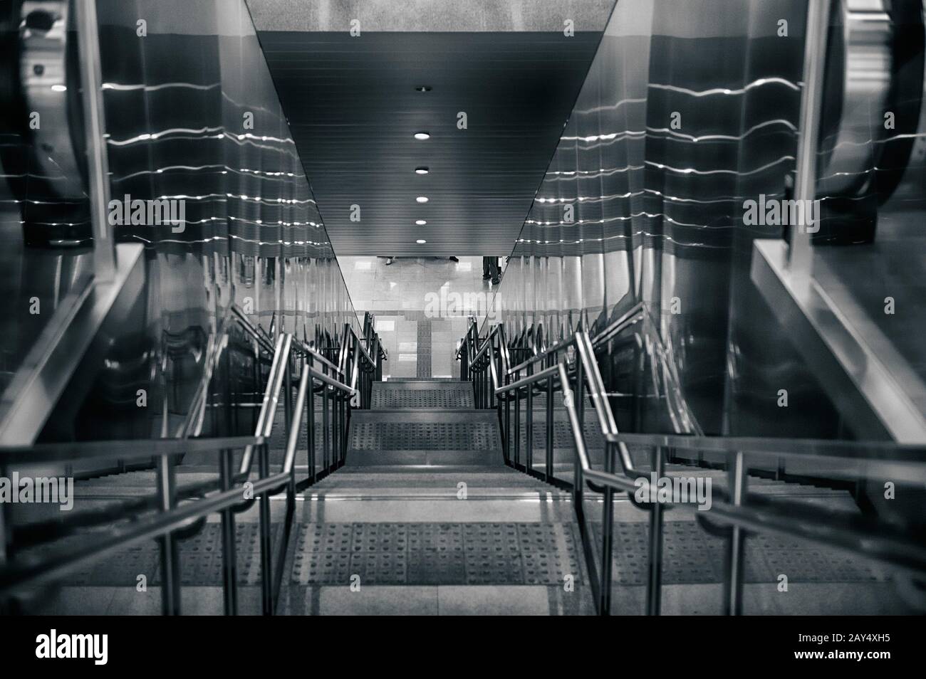 Escalier dans la salle de métro métallique. Banque D'Images