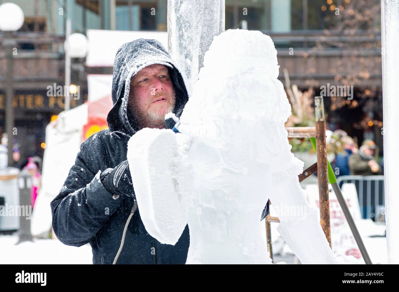 St Paul, MN/USA - 25 janvier 2020: Sculpteur de glace façonnant des œuvres d'art lors de la compétition de sculpture de glace de carnaval d'hiver. Banque D'Images