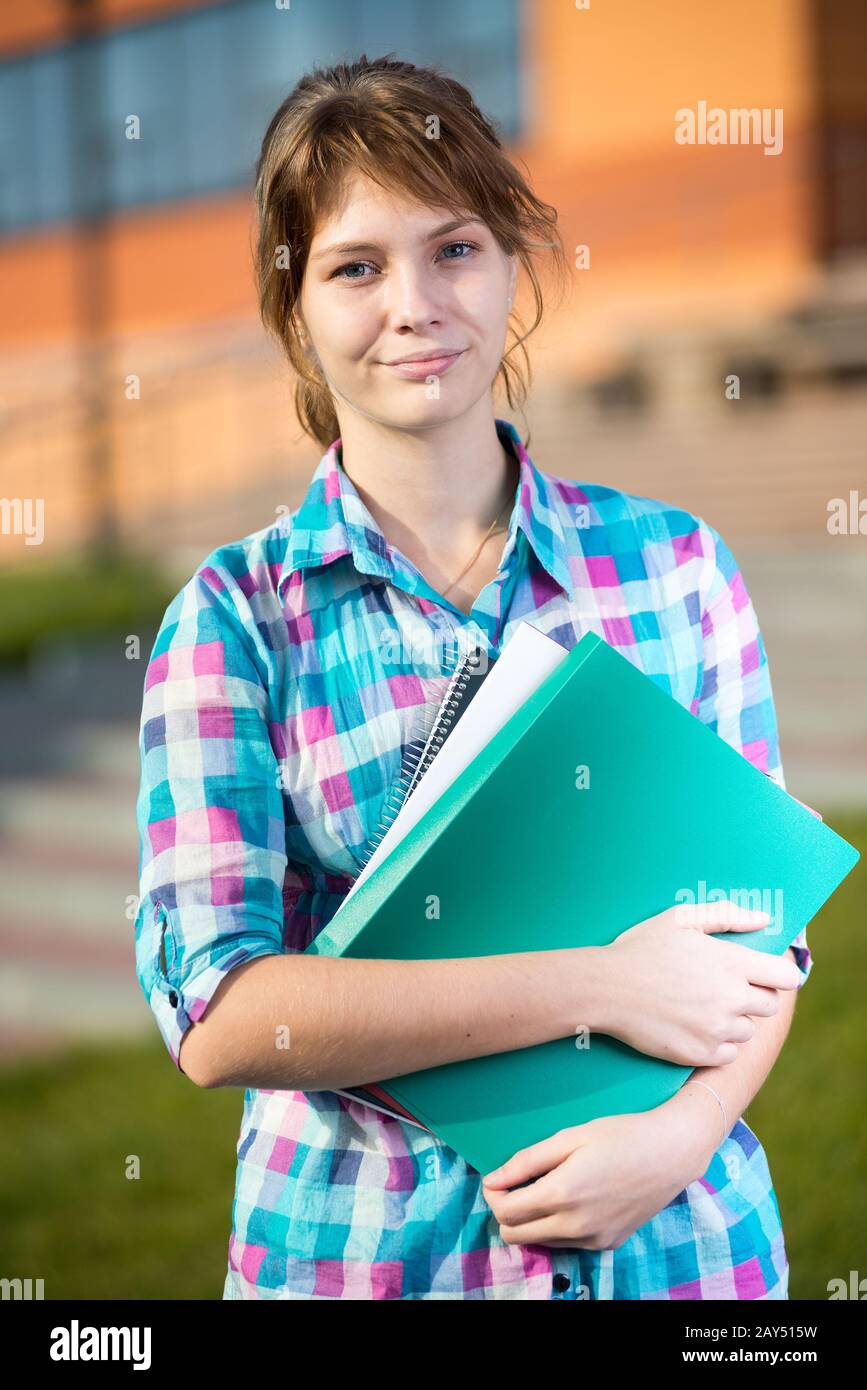 Portrait de jeune femme séduisante tenue de livres d'éducation. Fille étudiante. Banque D'Images
