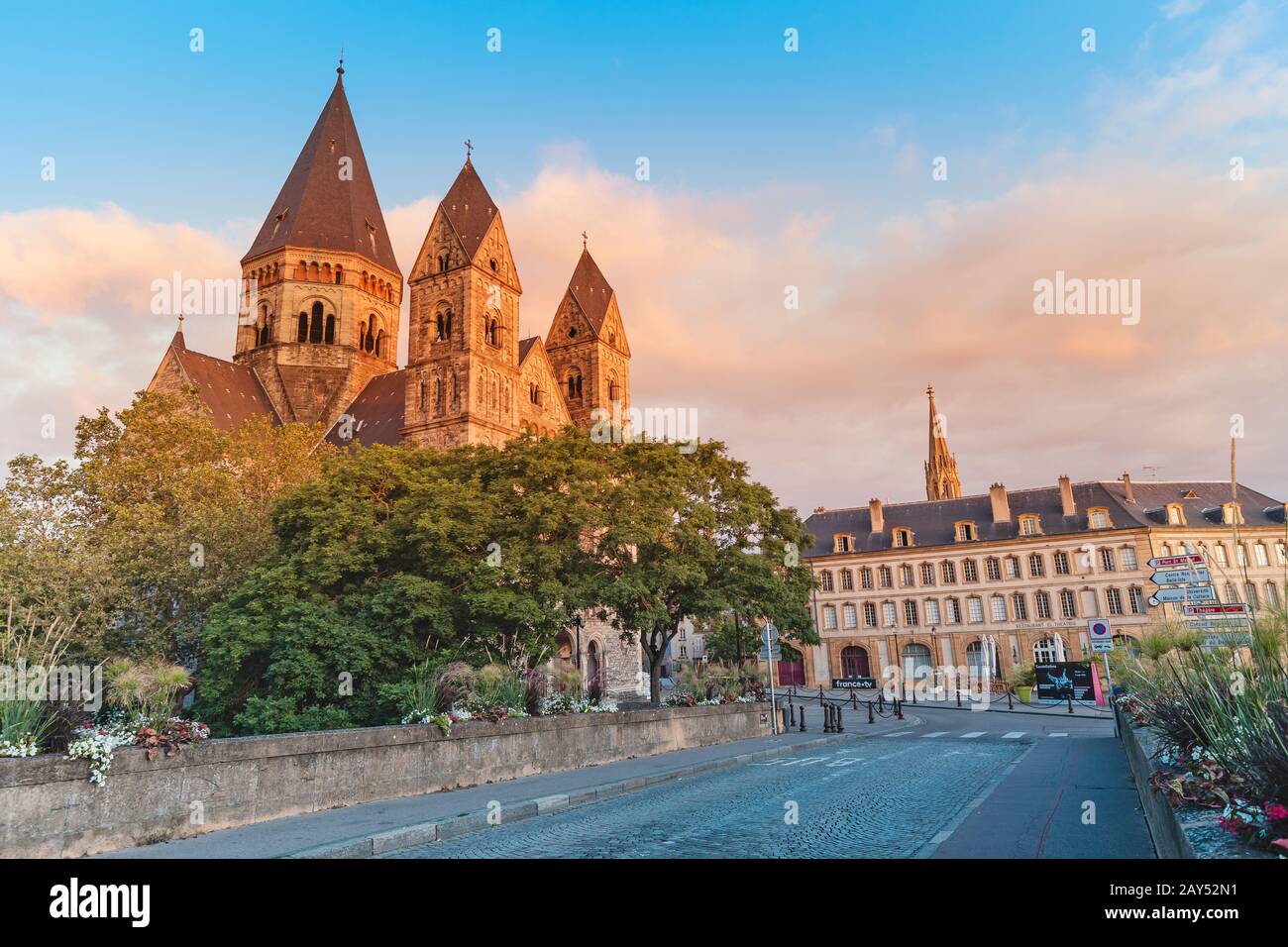 1 août 2019, Metz, France : la rue de la ville mène à l'ancienne église du Temple neuf au lever du soleil Banque D'Images