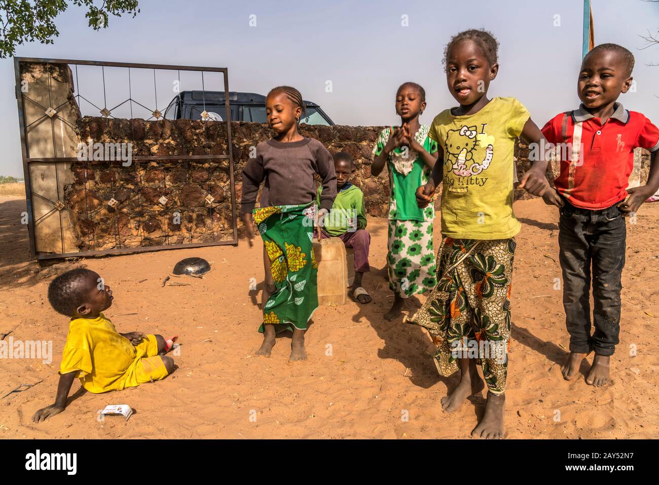 Eine Gruppe afrikanischer Kinder beim singen und spielen, Wassu, Gambie, Westafrika | groupe d'enfants africains chantant et jouant, Wassu, Gambie, Banque D'Images