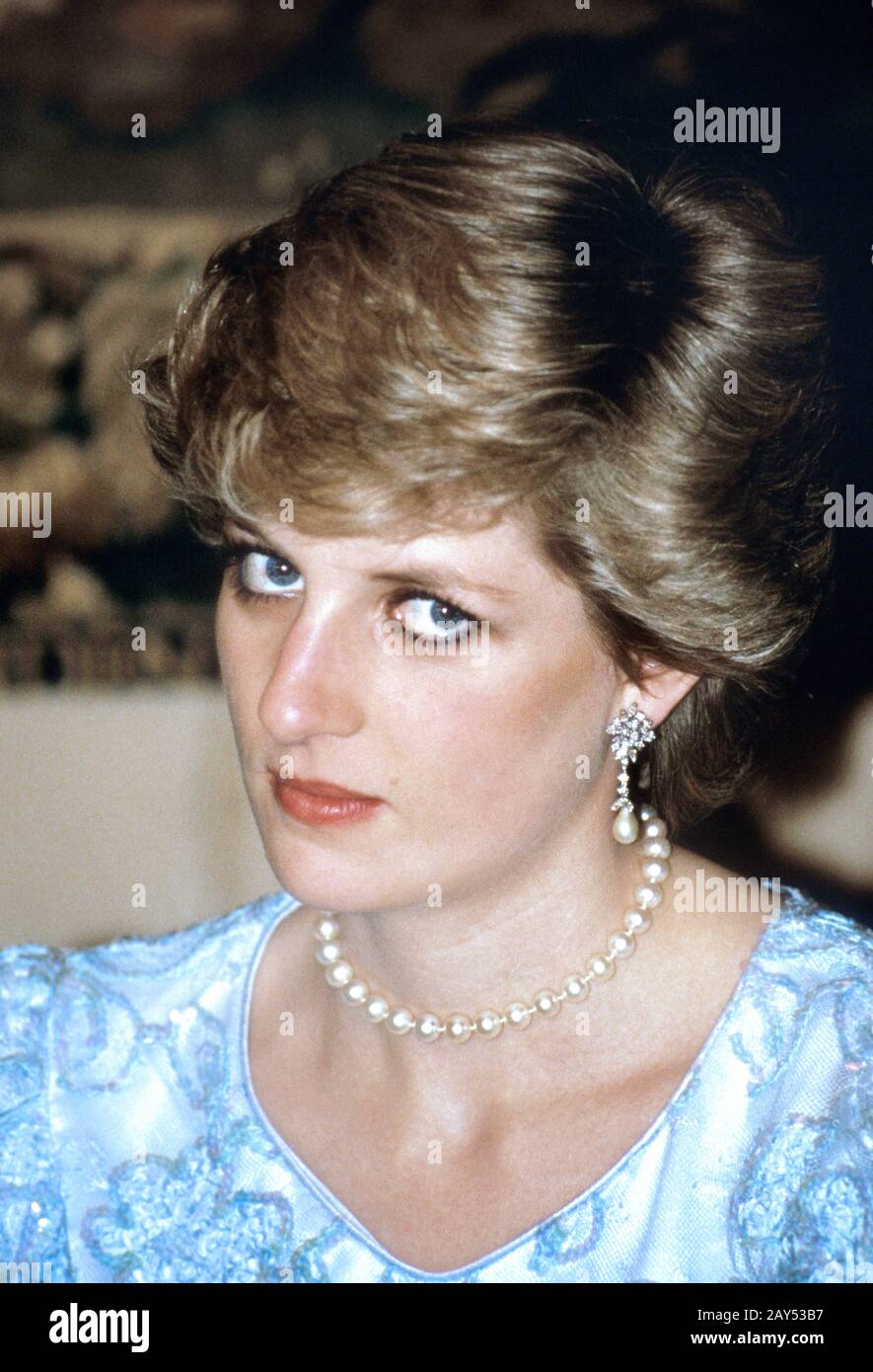 La princesse Diana assiste au dîner à Lisbonne lors de sa tournée royale du Portugal en février 1987 Banque D'Images
