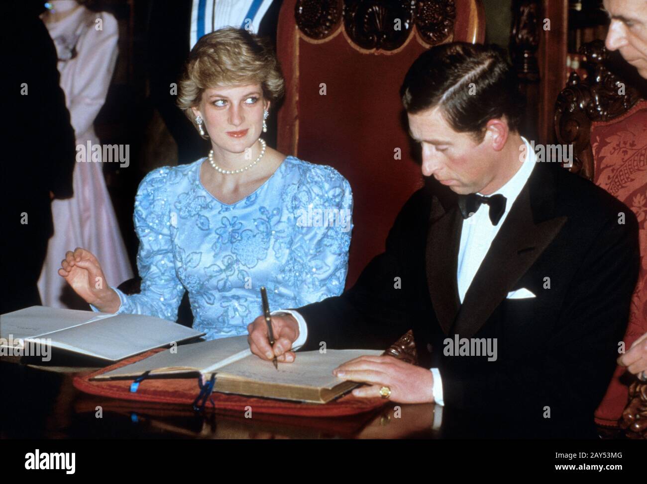 Le prince Charles et la princesse Diana arrivent pour dîner à Lisbonne lors de leur tournée royale du Portugal en février 1987 Banque D'Images