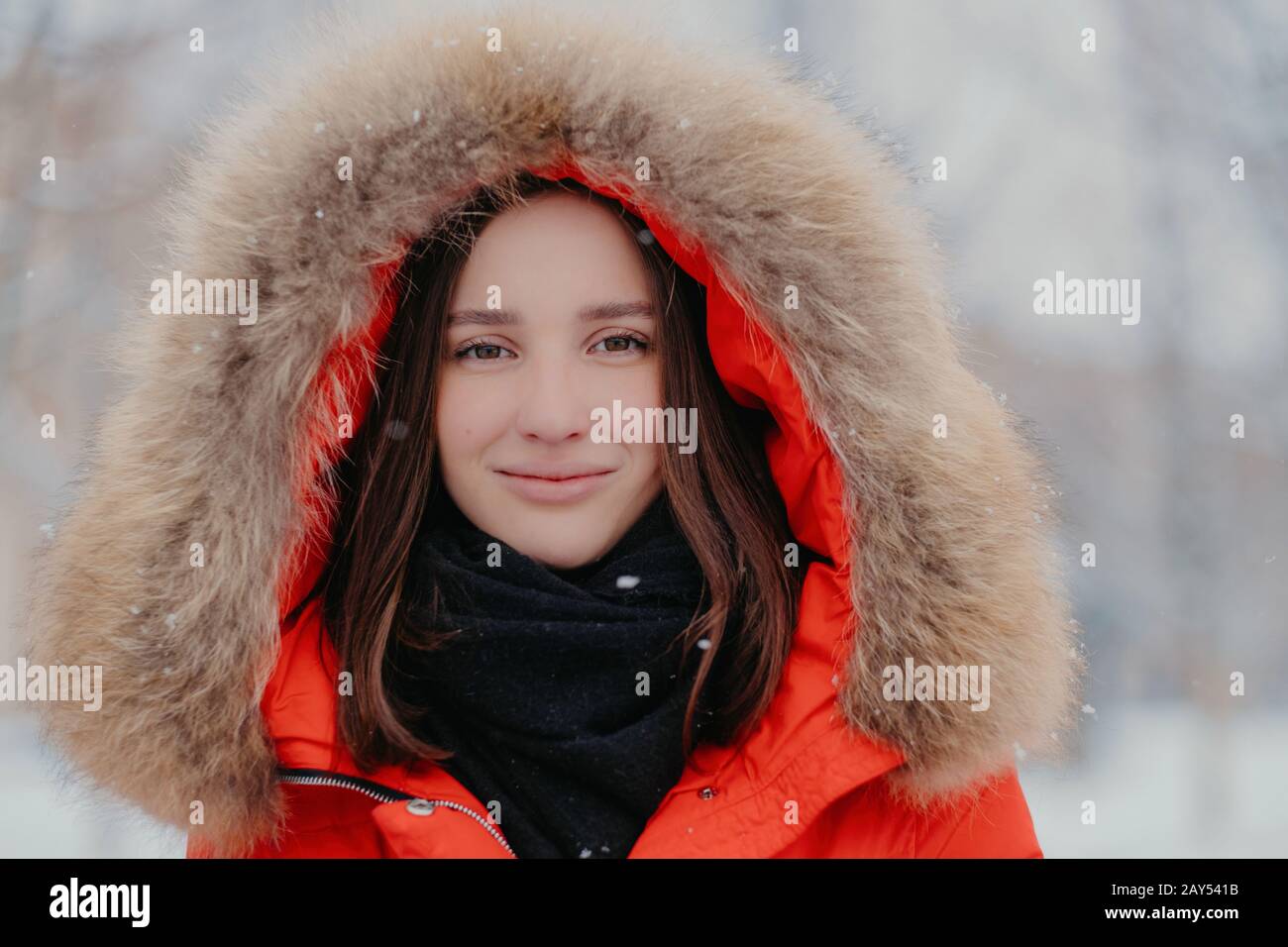 Gros plan d une jolie femme porte une veste rouge avec un sweat