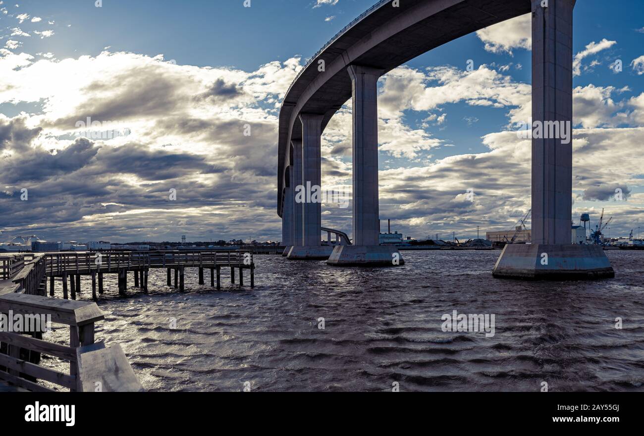 Quai et un grand pont sur la rivière Elizabeth avec des nuages de tempête qui s'enroulent à distance Banque D'Images