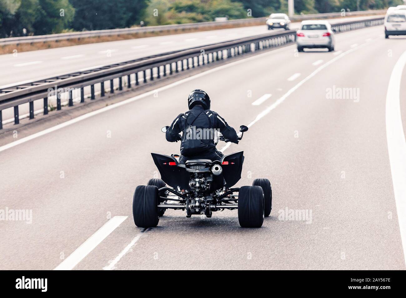 Véhicule tout-terrain en quadbike sur une autoroute Photo Stock - Alamy