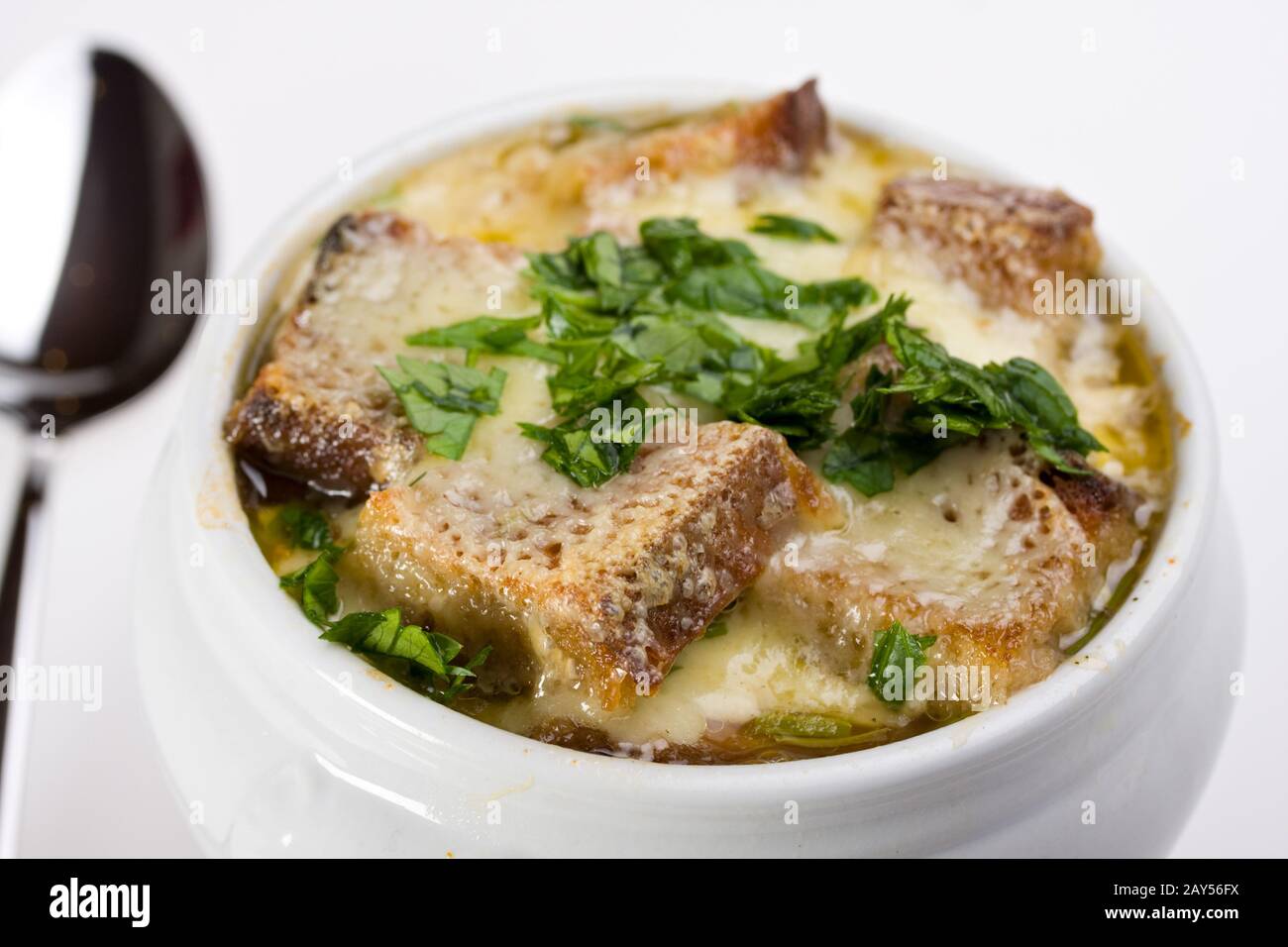 Soupe à l'oignon gratinée au fromage dans un pot à soupe Banque D'Images
