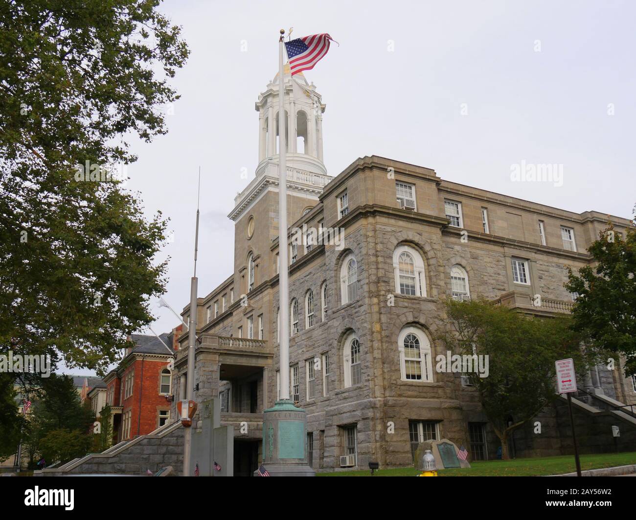 Newport, Rhode Island-septembre 2017 : vue latérale du bâtiment de l'hôtel de ville de Newport. Banque D'Images