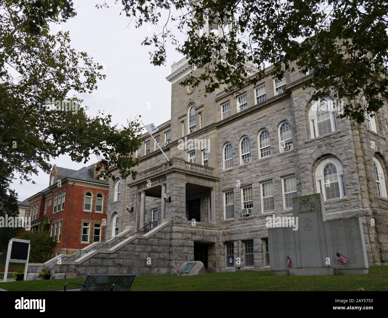 Newport, Rhode Island-septembre 2017 : gros plan moyen, vue latérale du bâtiment de l'hôtel de ville de Newport. Banque D'Images
