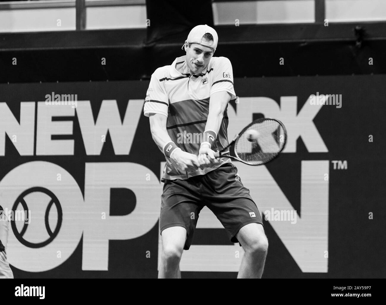 Hempstead, NY - 13 février 2020: John Isner, des États-Unis, retourne le ballon lors du deuxième match contre Jordan Thompson, d'Australie, au tournoi de tennis ATP 250 New York Open 2020 au Nassau Coliseum, Thompson a remporté le match Banque D'Images