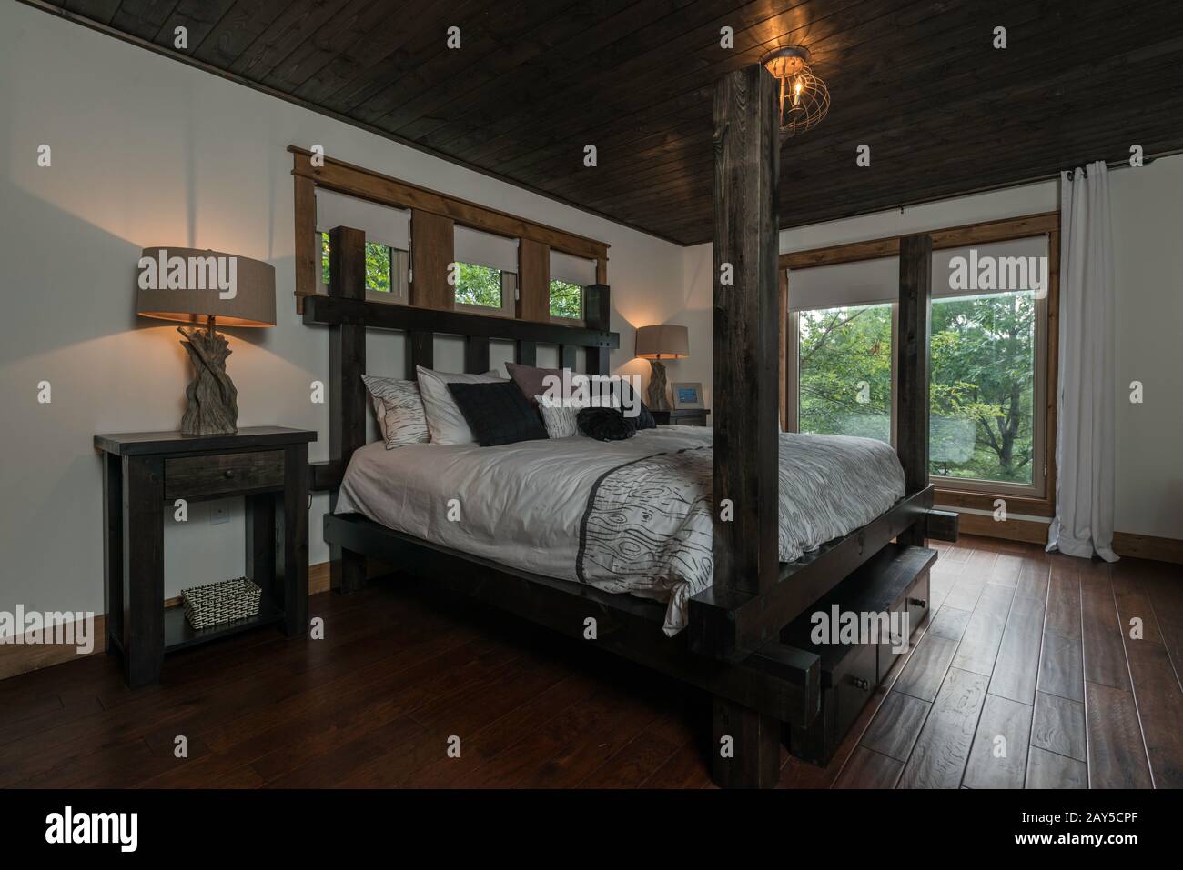 Belle maison personnalisée avec des designs modernes qui sont magnifiquement situés dans des endroits paisibles et sereins. L'utilisation de bois et de hauts plafonds évidents Banque D'Images