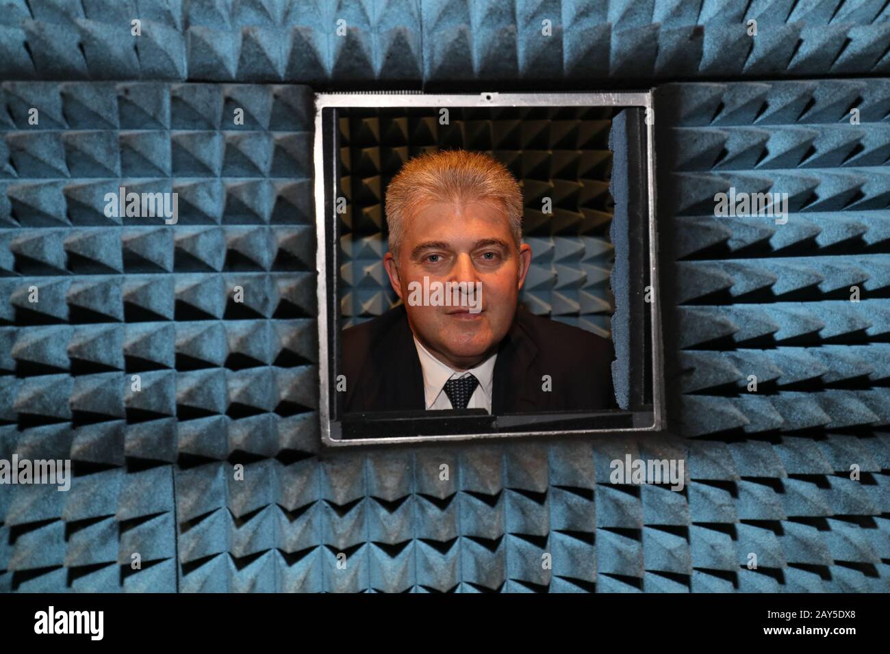 Récemment nommé secrétaire d'Irlande du Nord Brandon Lewis dans une chambre anéchoïque, lors de sa visite au CSIT Northern Ireland Science Park, Belfast, pour ses premières réunions après sa nomination au sein du cabinet. Banque D'Images