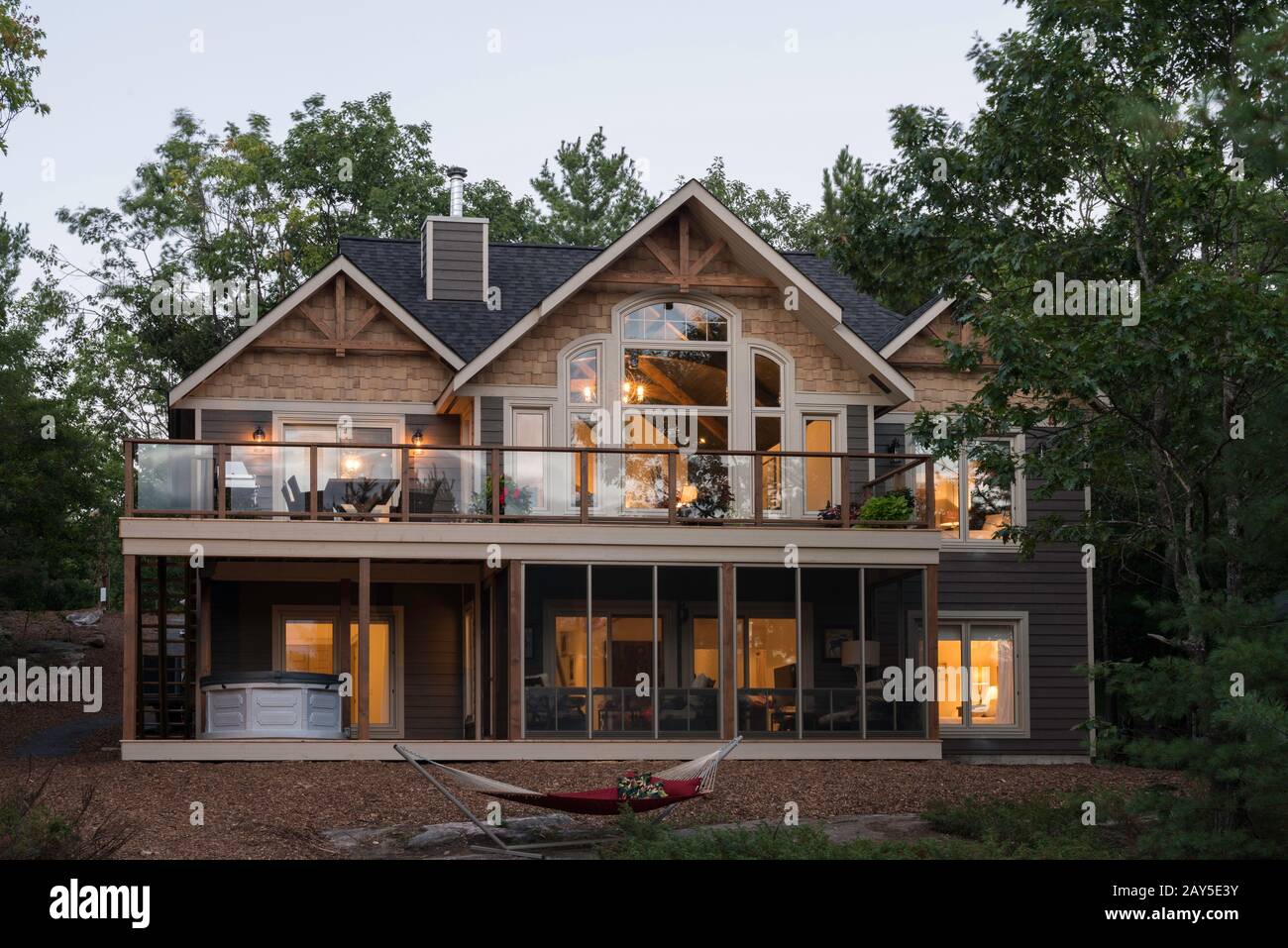 Belle maison personnalisée avec des designs modernes qui sont magnifiquement situés dans des endroits paisibles et sereins. L'utilisation de bois et de hauts plafonds évidents Banque D'Images