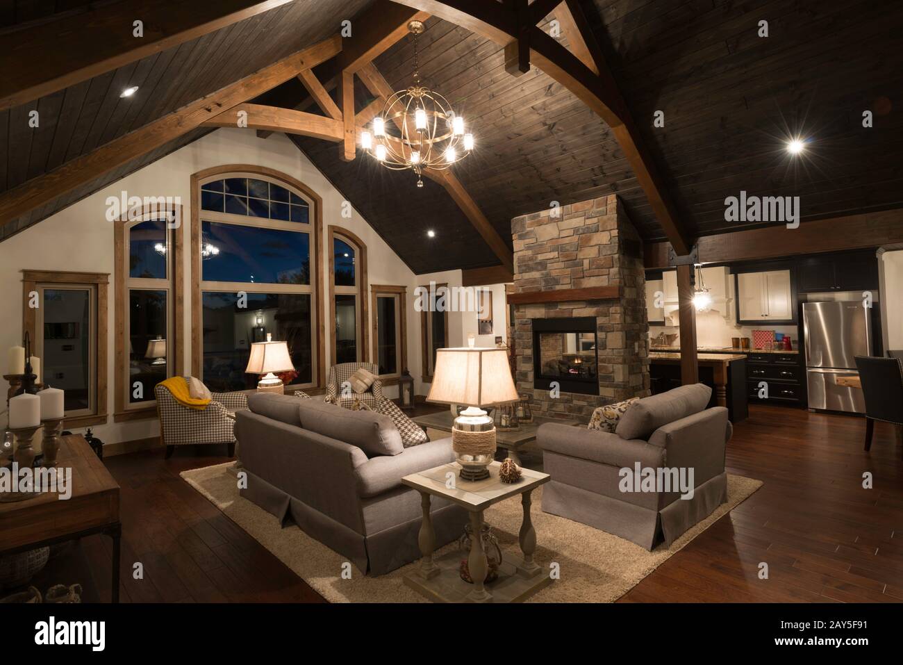 Belle maison personnalisée avec des designs modernes qui sont magnifiquement situés dans des endroits paisibles et sereins. L'utilisation de bois et de hauts plafonds évidents Banque D'Images