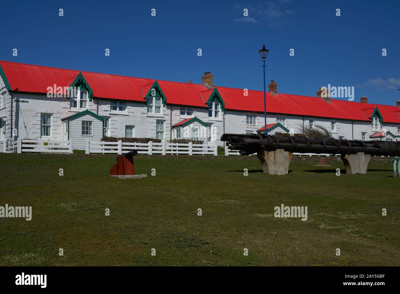 Rangée historique de cottages bordant le bord de Victory Green à Stanley, la capitale des îles Falkland. Banque D'Images