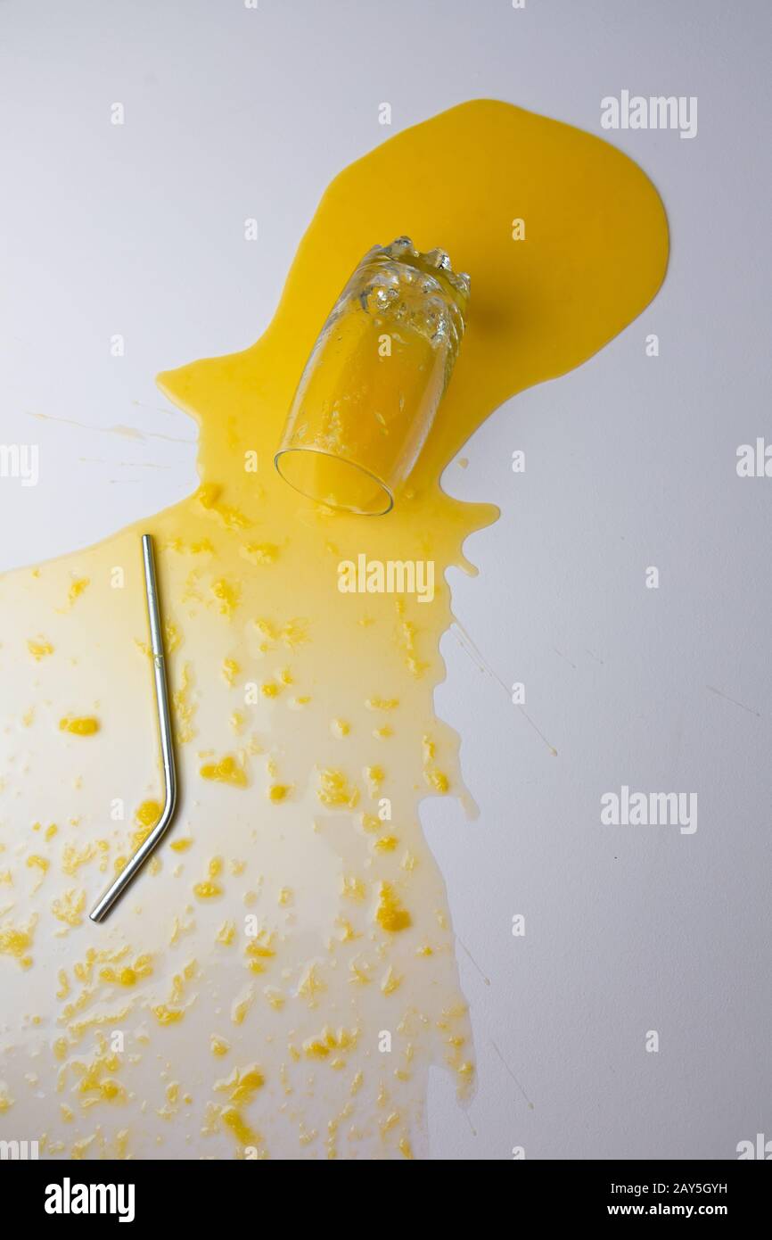 Du jus d'orange frais s'est renversé sur une table blanche, avec de la pâte  et de la paille métallique Photo Stock - Alamy