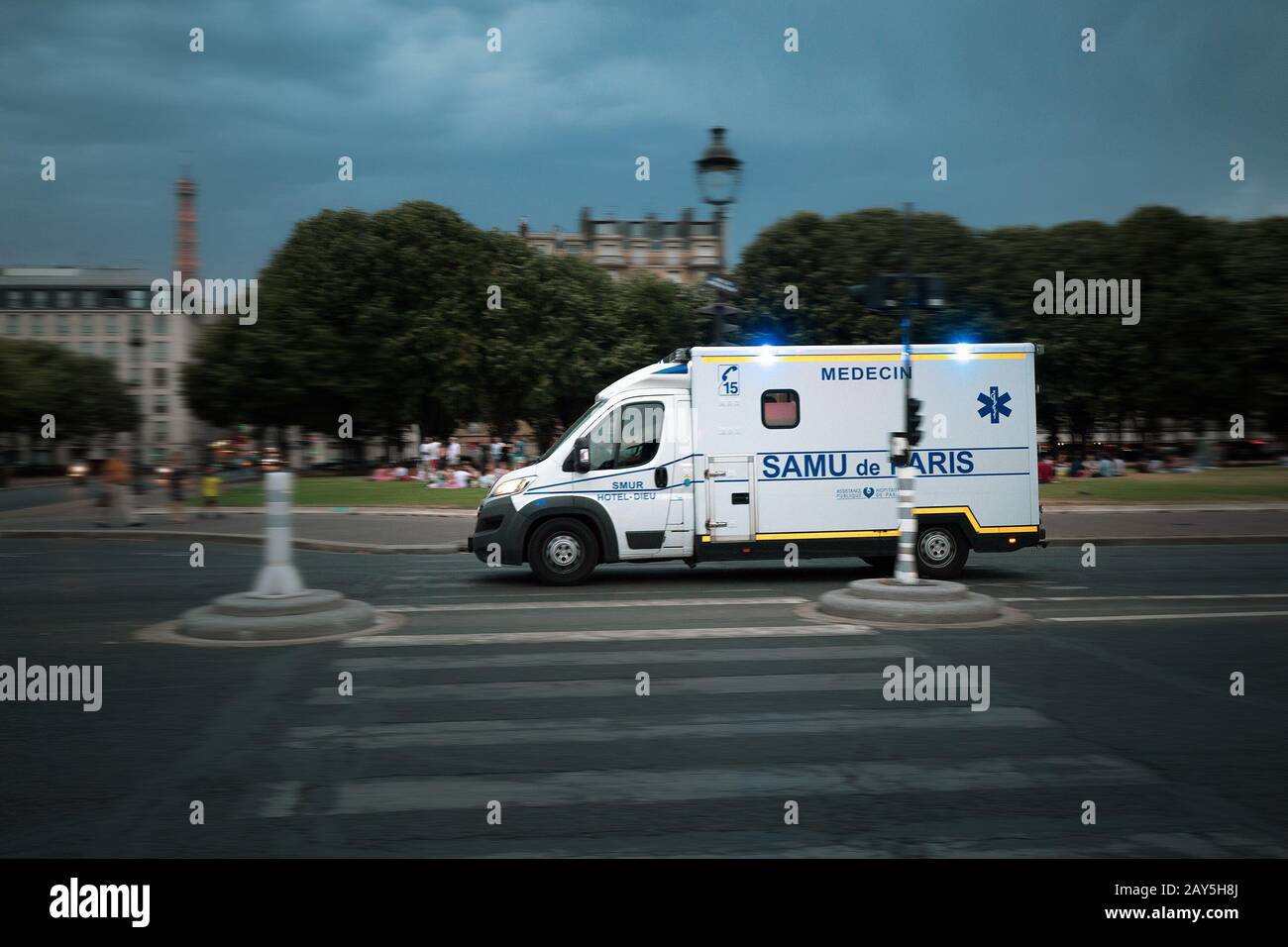 25 juillet 2019, Paris, France : une ambulance se précipite dans les rues de Paris la nuit Banque D'Images