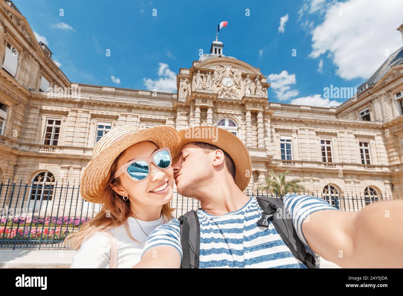 Un couple amoureux d'un homme européen et d'une fille asiatique voyage ensemble en France. Le concept de lune de miel et de week-end en Europe Banque D'Images