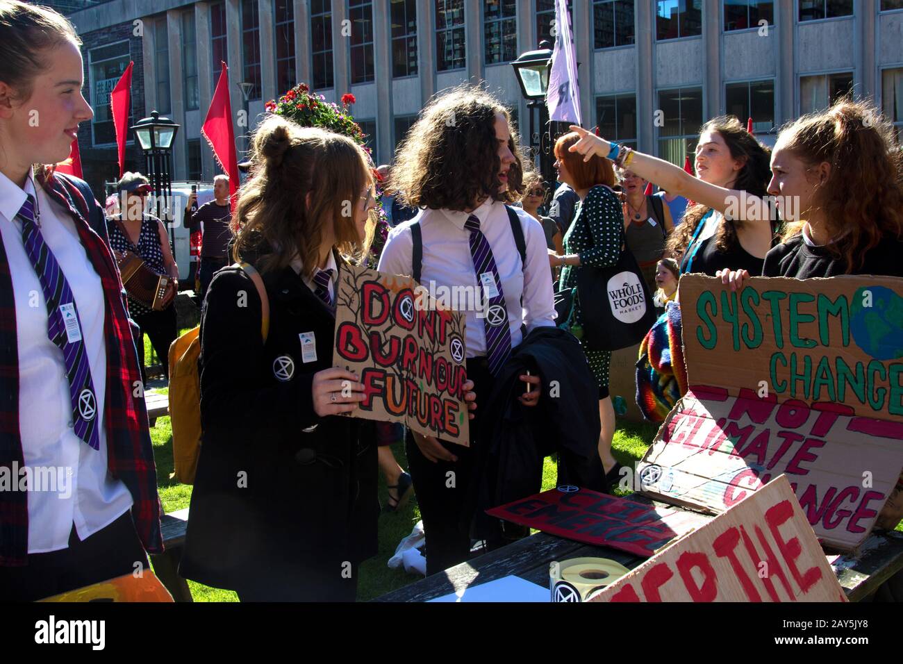Les jeunes se réunissent pour la grève du climat des jeunes, Bangor Gwynedd 2019 Banque D'Images