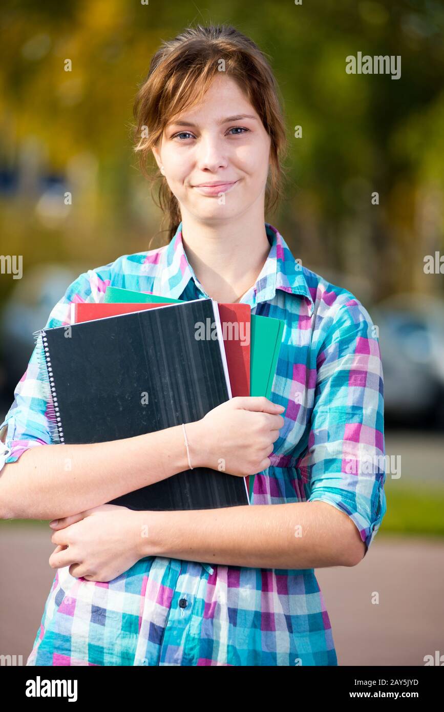 Portrait de jeune femme séduisante tenue de livres d'éducation. Fille étudiante. Banque D'Images