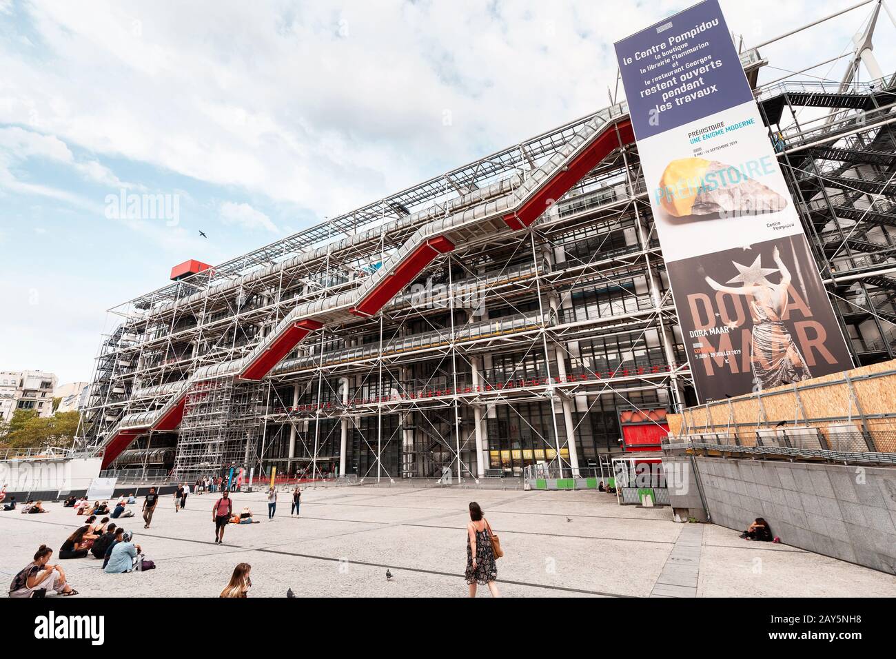 26 juillet 2019, Paris, France : les touristes se reposent à l'entrée principale du Centre d'art moderne de Georges Pompidou Banque D'Images