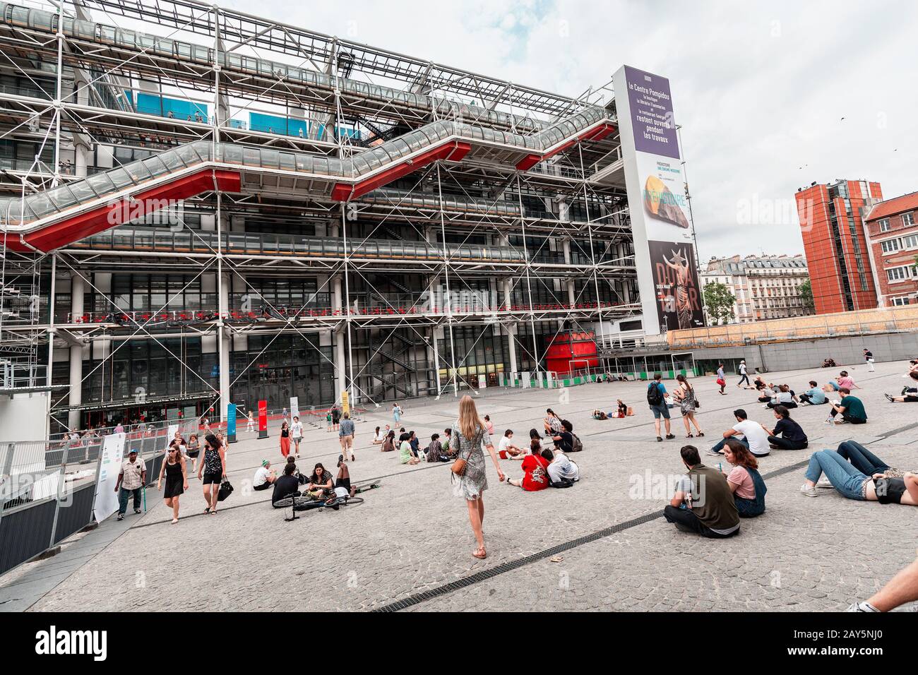 26 juillet 2019, Paris, France : les touristes se reposent à l'entrée principale du Centre d'art moderne de Georges Pompidou Banque D'Images