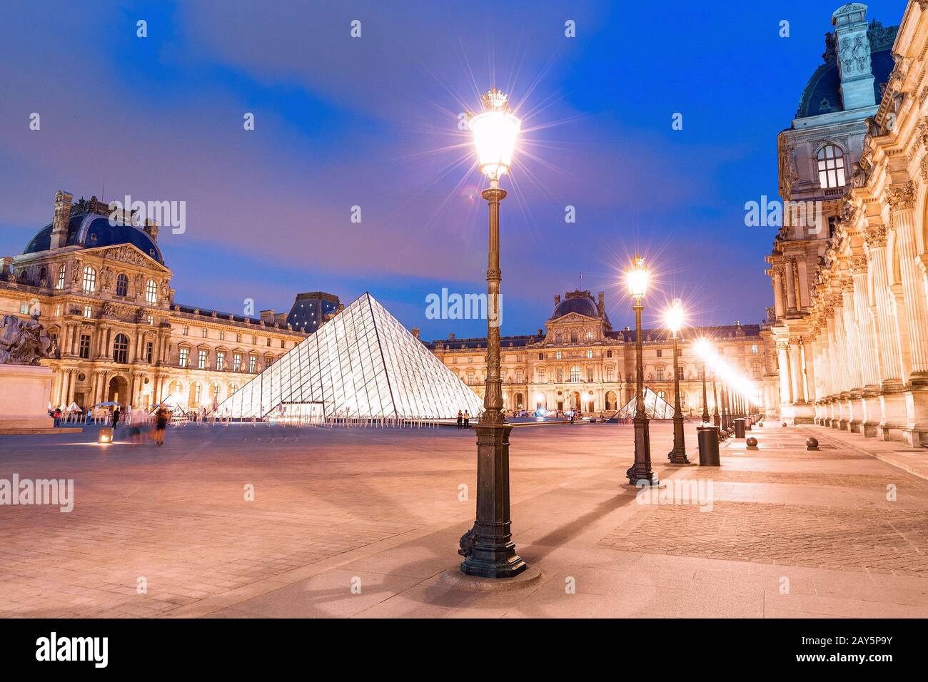 Complexe du Musée du Louvre illuminé de nuit avec des lanternes Banque D'Images